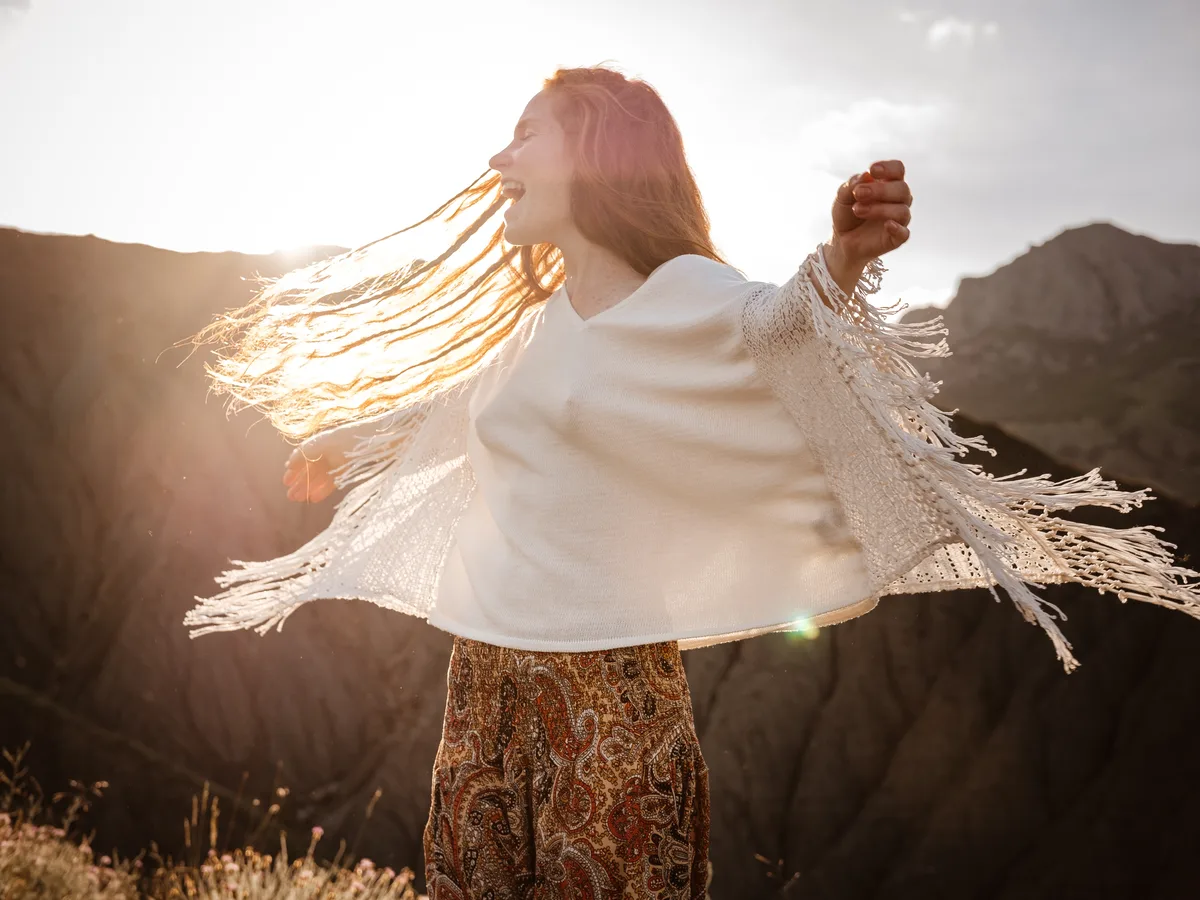 Personne en réflexion, mains croisées