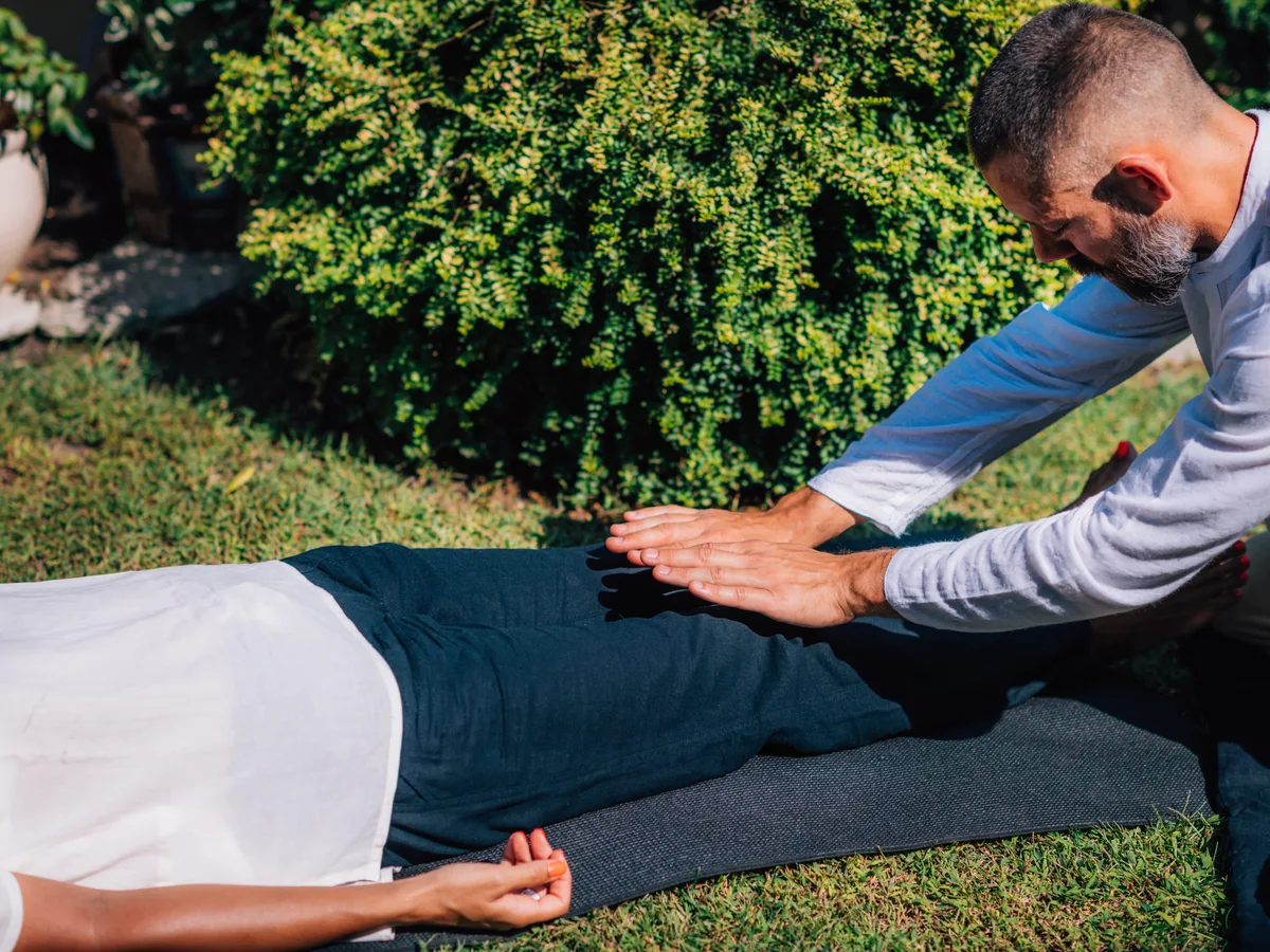 Lecture méditative dans un intérieur calme