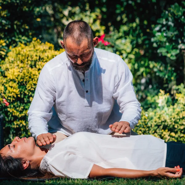 Praticien posant les mains avec délicatesse
