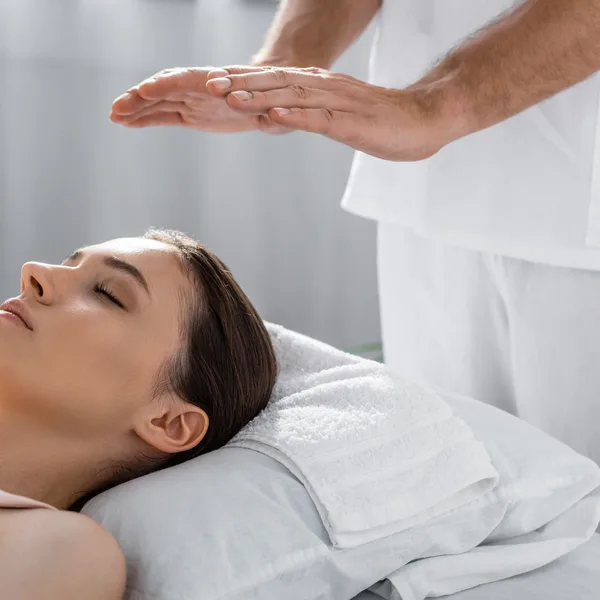 Petit groupe pratiquant en cercle