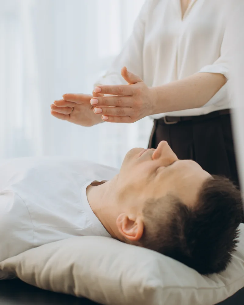 Main posée sur le flanc d'un cheval