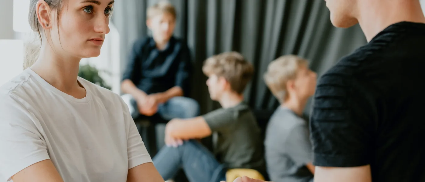 Plan de travail avec carnet ouvert et lecture documentée