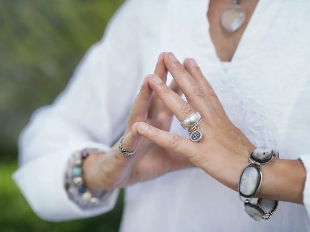 Mains âgées tenant celles d'un plus jeune