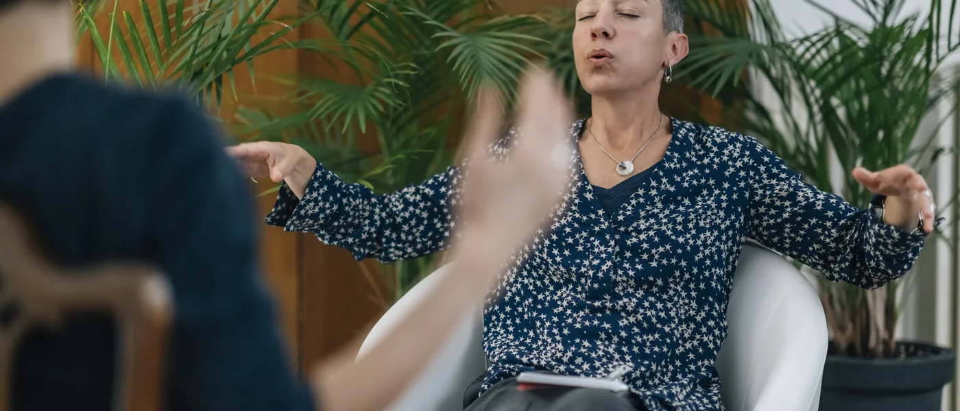 Pratique de magnétisme, geste de passe sur un patient en consultation